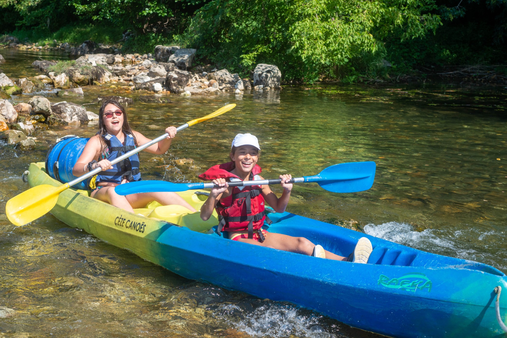 Activité scolaire sport nature : le canoë-kayak Photo de lactivité scolaire sport nature : canoë-kayak, montrant deux jeunes filles dans un canoë sur la rivière la Cèze
